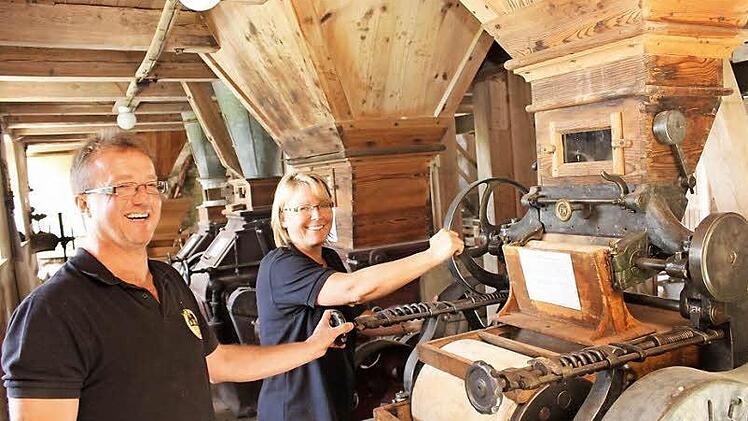 Regina und Paul Bruckmann laden in ihre Mühle nach Lonnerstadt ein. Der komplett restaurierte Wegmann-Walzenstuhl mit seiner seltenen Porzellan-Walze (rechts) ist das Prachtstück der Mühle. Foto: Andreas Dorsch