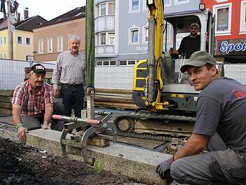 Kurze Wege: Karl Heinz Weismantel (2. von rechts) von der Bauverwaltung der Stadt muss nur zur Tür hinaus, um die Arbeit von Ernst Benkert (links) und Julian Roth (rechts) sowie Vorarbeiter Manuel Enders im Bagger-Führerhaus zu kontrollieren. Foto: Ralf Ruppert