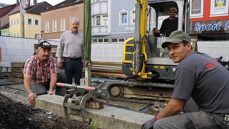 Kurze Wege: Karl Heinz Weismantel (2. von rechts) von der Bauverwaltung der Stadt muss nur zur Tür hinaus, um die Arbeit von Ernst Benkert (links) und Julian Roth (rechts) sowie Vorarbeiter Manuel Enders im Bagger-Führerhaus zu kontrollieren. Foto: Ralf Ruppert