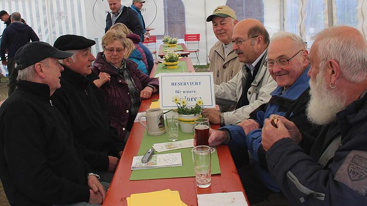 Die Senioren saßen im Zelt gemütlich beisammen. Foto: Johann Blum