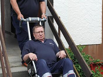 Fahrer Michael Lorenz vom Malteser Hilfsdienst und sein Kollege Kurt Valentin (Foto) demonstrieren die Funktionsweise des 7500 Euro teuren Treppensteigers. Lorenz wird am Montag im Untersteinacher Rathaus sein. Foto: Peter Müller