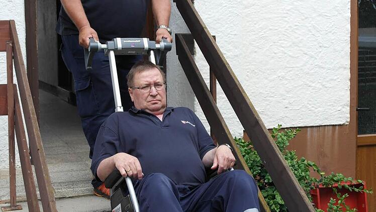 Fahrer Michael Lorenz vom Malteser Hilfsdienst und sein Kollege Kurt Valentin (Foto) demonstrieren die Funktionsweise des 7500 Euro teuren Treppensteigers. Lorenz wird am Montag im Untersteinacher Rathaus sein. Foto: Peter Müller