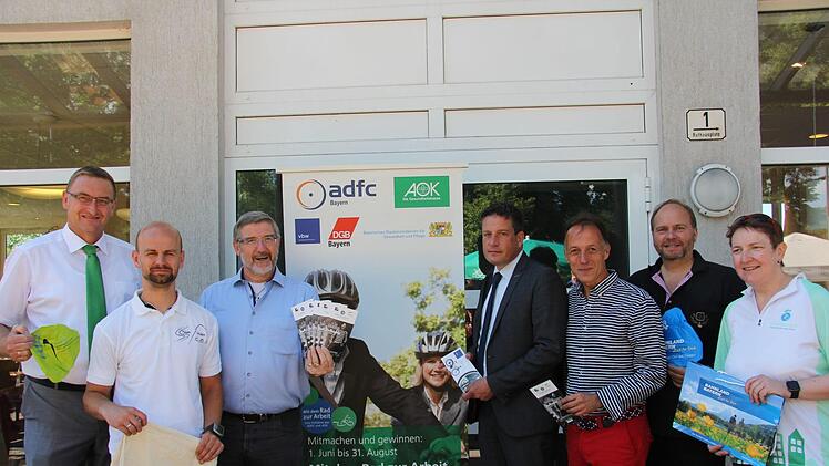 Sie er&ouml;ffneten offiziell das Stadtradeln mit der Aktion 2Mit dem Rad zur Arbeit", v.l.: AOK-Bereichsleiter Hubert Carl, Tom Schulthei&szlig; (Team H&Uuml;&Auml;H), Landrat Michael Busch, VBW-Gesch&auml;ftsf&uuml;hrer Patrick P&uuml;ttner, DGB-Regionsgesch&auml;ftsf&uuml;hrer Mathias Eckardt, B&uuml;rgermeister Bernd Reisenweber und Radverkehrsbeauftragter Marita Nehring