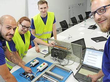 Eine simple Ampelschaltung basteln, das müssen die "Azubis" alle einmal gemacht haben (von links): Steffen Schwandner, Bettina Fink, Denis Schmidt und Yazan Yehia befassten sich mit der speicherprogrammierbaren Steuerung. Fotos: Brigitte Krause/Coca Cola Knetzgau