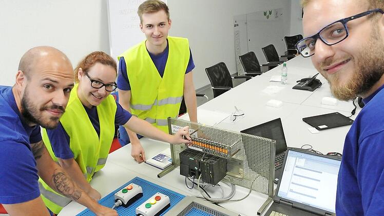 Eine simple Ampelschaltung basteln, das müssen die "Azubis" alle einmal gemacht haben (von links): Steffen Schwandner, Bettina Fink, Denis Schmidt und Yazan Yehia befassten sich mit der speicherprogrammierbaren Steuerung. Fotos: Brigitte Krause/Coca Cola Knetzgau
