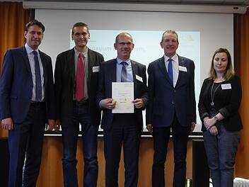 Bei der Preisverleihung (von links): Staatssekretär Georg Eissenreich (Kultusministerium), Frank Pfeffer  (MINT-Koordinator Gymnasium Ernestinum), Dr. Bernd Jakob  (Schulleiter Gymnasium Ernestinum), Wolfgang Gollhub (Vorstandsvorsitzender MINT-EC), Stephanie Ammicht (Geschäftsführerin vbw Bezirksgruppe Schwaben) Foto: B. Jakob