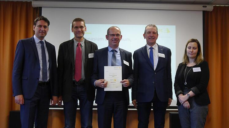 Bei der Preisverleihung (von links): Staatssekretär Georg Eissenreich (Kultusministerium), Frank Pfeffer  (MINT-Koordinator Gymnasium Ernestinum), Dr. Bernd Jakob  (Schulleiter Gymnasium Ernestinum), Wolfgang Gollhub (Vorstandsvorsitzender MINT-EC), Stephanie Ammicht (Geschäftsführerin vbw Bezirksgruppe Schwaben) Foto: B. Jakob