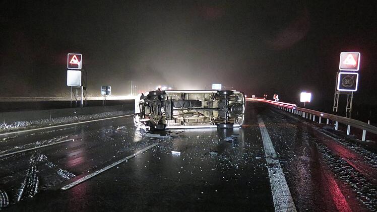 Am Dienstagmorgen kam ein Autofahrer zwischen Gefrees und Münchberg auf der schneebedeckten Fahrbahn der A9 ins Schleudern. Foto: Verkehrspolizeiinsoektion Hof