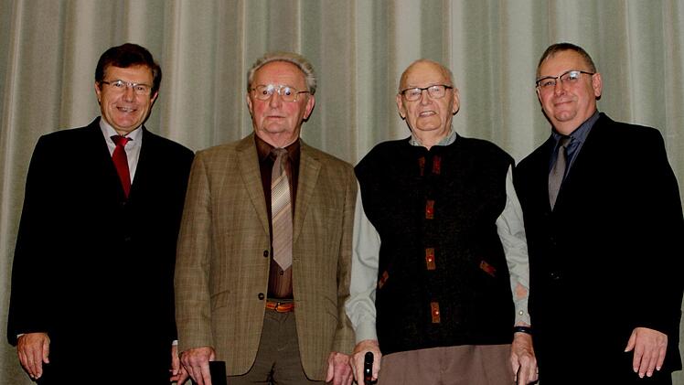 Die Gründungsmitglieder des SV Rapid Ebelsbach erhielten eine besondere Ehrung; hier mit 1. Bürgermeister Walter Ziegler, die Gründungsmitglieder Otto Frank und Franz Naumann sowie 1. Vorsitzender Helmut Zirnsak (von links).
