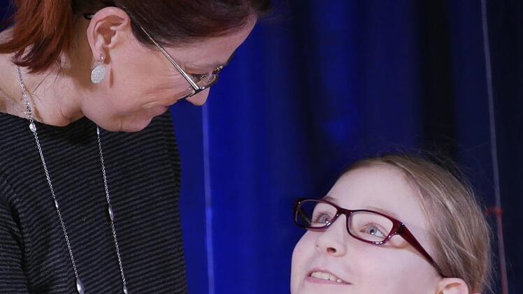Moderatorin Christine Rebhan lässt Katharina Müller erzählen,  was ihr so alles bei der Wissensreise gefallen hatte.   Foto: Manja von Nida