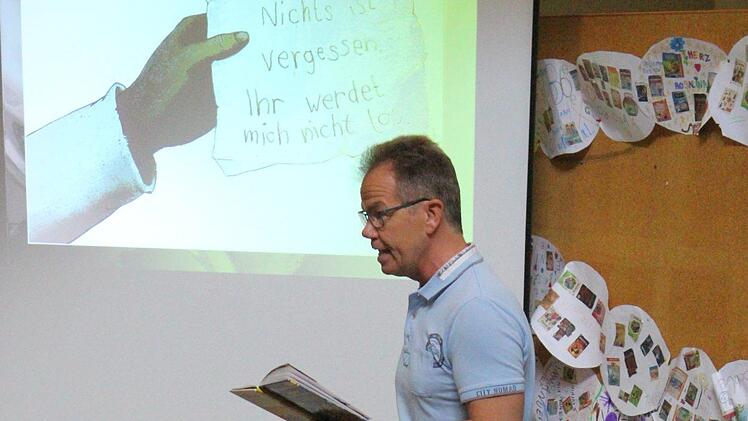 Mit Bildern eines Illustrators untermalte Fabian Lenk die Lesung. Foto: Julia Raab