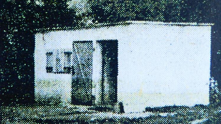 Ein Betonschuppen am Jahn-Sportplatz in Forchheim ohne Wasser, Strom und Fenster, dient einer alleinstehenden Mutter als Wohnung. Sie sagte, "daß sie lieber in diesem Loch alleine haust als in einer regulären menschlichen Wohnung, in der sie nur geduldet sei." Fränkischer Tag vom 30. August 1947.  Repro: Franze