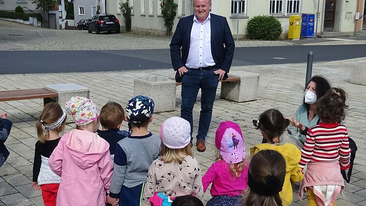 ... und an Ma&szlig;bachs B&uuml;rgermeister Matthias Klement. Foto: Sandra Wenzel