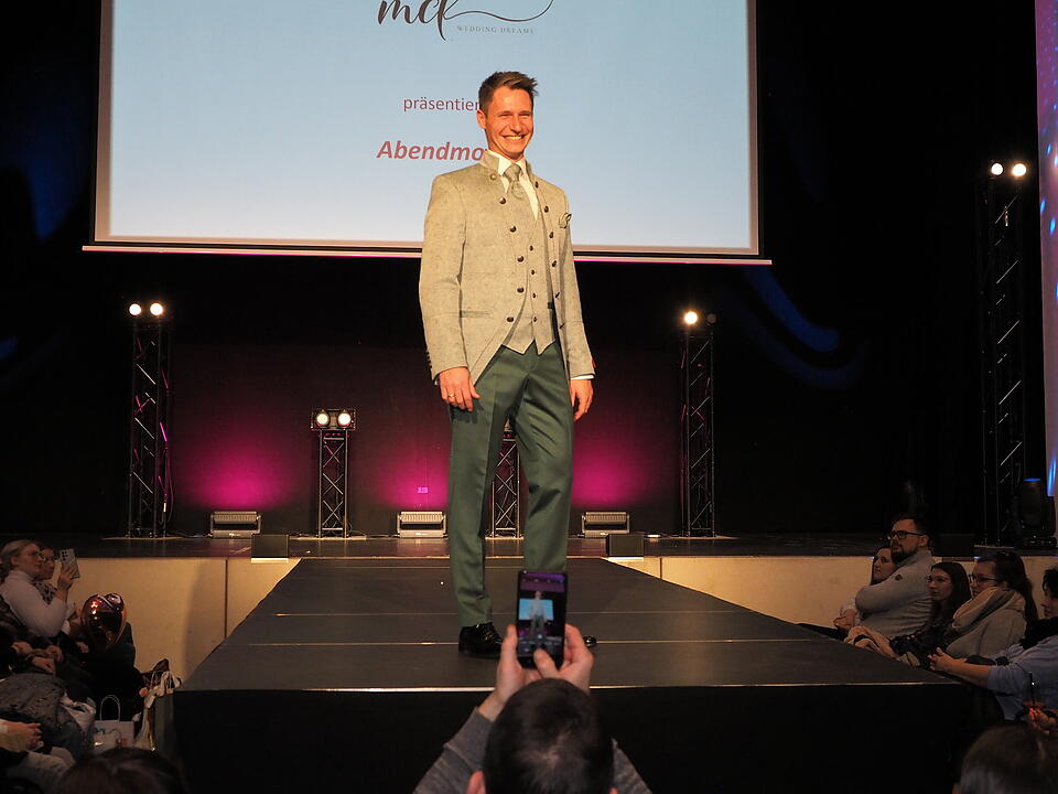 Inkl. Braut- und Festmodenschauen.