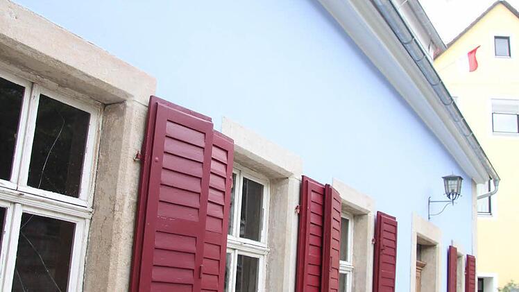 Der Schandfleck mitten in der Stadt ist verschwunden: Die Fürstbischöfliche Bambergische Schützen- und Artillerie-Kompagnie zu Cronach - kurz die Bürgerwehr - hat das alte Seilerhäuschen in Stand gesetzt, aber am Ende der Sanierungsarbeiten sind die tatkräftigen Mannen nicht. Foto: Sonja Adam