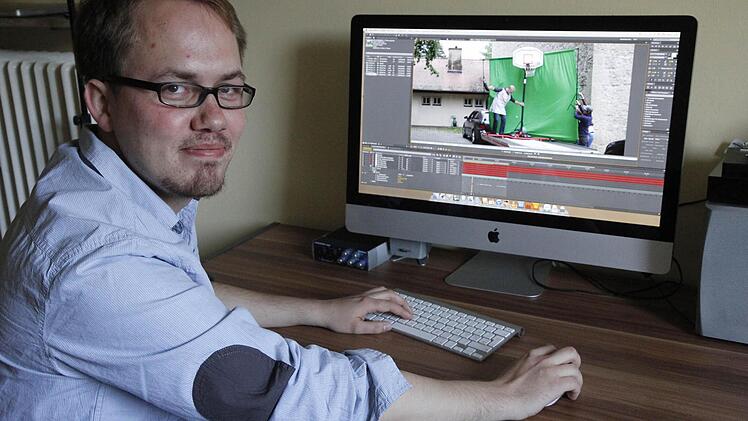 Philipp zeigt, wie er am Rechner das Greenscreen-Video nachbearbeitet. Foto: Lena Alt