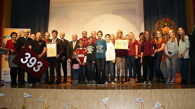 Stark vertreten war die Fatschenbrunner Jugend bei der Übergabe der Goldmedaille an das Steigerwald-Dorf.