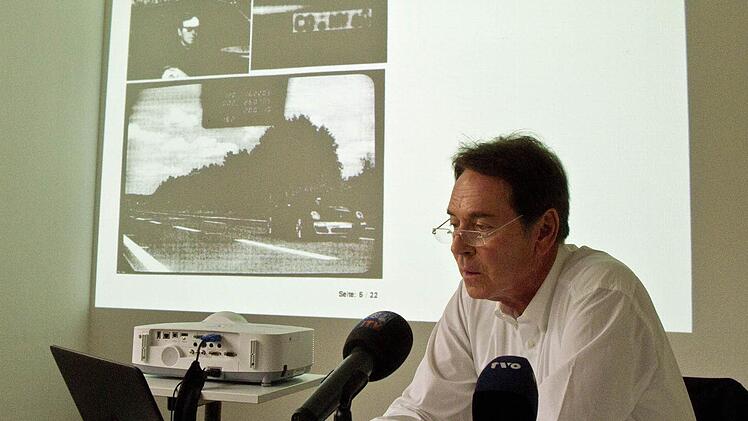 Bei seiner Stellungnahme präsentierte Stoschek auch die Aufnahme einer Geschwindigkeitskontrolle, bei der er mit dem Klebekennzeichen geblitzt worden war. Das Kennzeichen sei dabei lesbar gewesen.