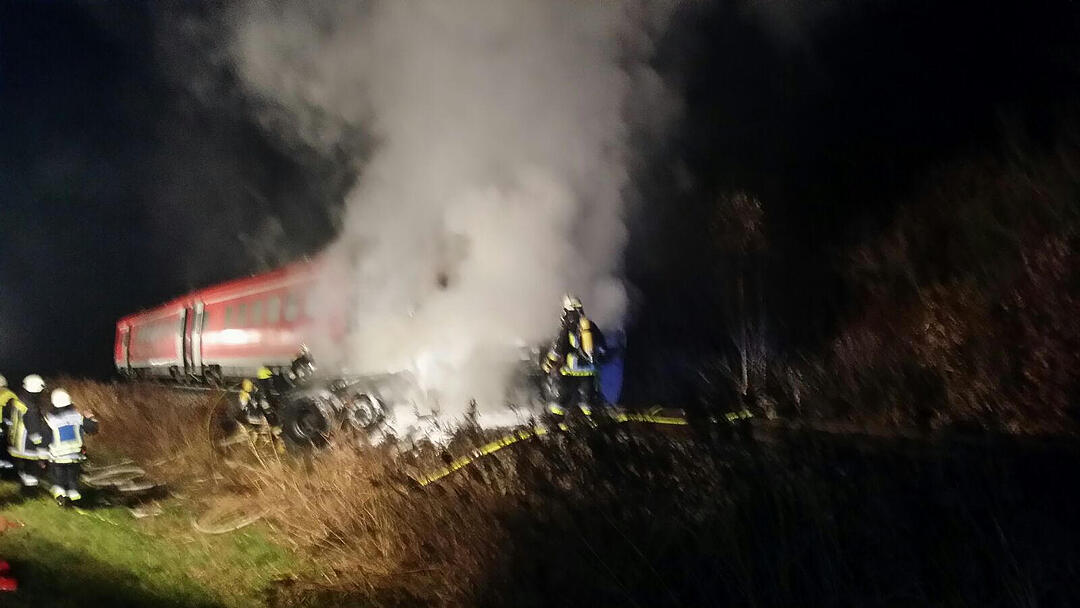 Erste Bilder: Schweres Zugunglueck in der Oberpfalz - Mindestens ein Toter