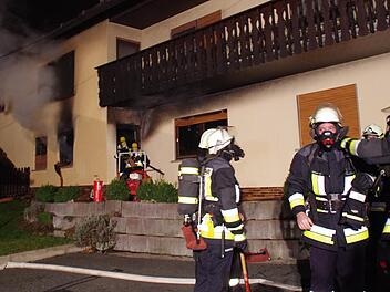 Die Feuerwehr drang unter schwerem Atemschutz in die verqualmten Räume vor. Foto: Marco Meißner