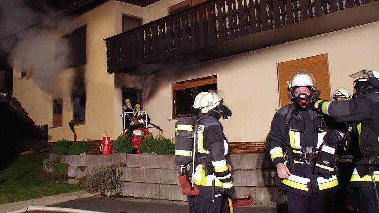 Die Feuerwehr drang unter schwerem Atemschutz in die verqualmten Räume vor. Foto: Marco Meißner