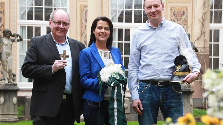 Der neue König von Bayern, der neue Fürstbischof und die neue "Sisi" - das sind Holger Buczynski, Klaus Bollwein und Nadja Keller. Sie proben schon jetzt für das letzte Juliwochenende. Dann werden sie beim Rakoczyfest in ihre Rollen schlüpfen und eine der historischen Persönlichkeiten verkörpern. Foto: C. Schmitt