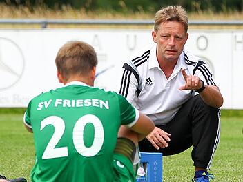 Seit Saisonbeginn hat Peter Reichel als Trainer beim SV Friesen das Sagen. Am Samstag steht für ihn und seine Mannschaft das Gastspiel beim FC Eintracht Münchberg auf dem Programm. Foto: Heinrich Weiß