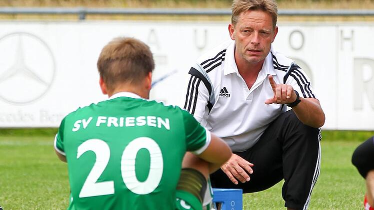 Seit Saisonbeginn hat Peter Reichel als Trainer beim SV Friesen das Sagen. Am Samstag steht für ihn und seine Mannschaft das Gastspiel beim FC Eintracht Münchberg auf dem Programm. Foto: Heinrich Weiß