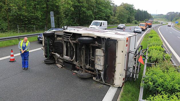 Das Wohnmobil war am 14. Juni 2016 auf der A70 bei Schirradorf umgest&uuml;rzt und auf der Beifahrerseite liegen geblieben. Foto: News5/Merzbach/Archiv