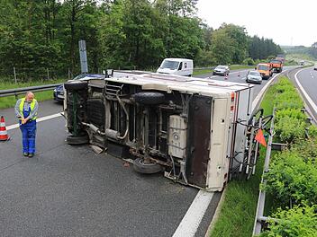 Das Wohnmobil war am 14. Juni 2016 auf der A70 bei Schirradorf umgestürzt und auf der Beifahrerseite liegen geblieben. Foto: News5/Merzbach/Archiv