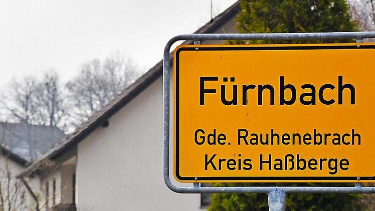 Im Rauhenebracher Ortsteil Fürnbach wurde eine junge Frau erstochen, ihr Freund soll der Täter sein. Das Dorf liegt im Steigerwald im Kreis Haßberge und nahe der Grenze zum Landkreis Bamberg (siehe Grafik).  Foto: Ronald Rinklef