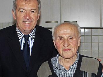 Hans Schwinn freut sich über Glückwünsche von Bürgermeister Beck. Foto: Evi Seeger