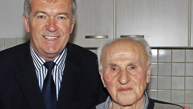 Hans Schwinn freut sich über Glückwünsche von Bürgermeister Beck. Foto: Evi Seeger