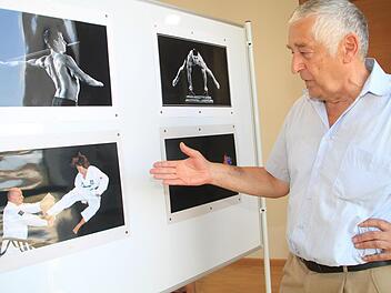 Sportfotograf Klaus Gagel präsentiert seine besten Aufnahmen im Michelauer Rathaus.  Foto: Gerda Völk