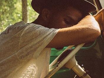 Bei Marktrodach im Landkreis Kronach ist ein 18-J&auml;hriger gegen einen Sattelzug gekracht. Grund waren wohl: &Uuml;berm&uuml;dung und Alkohol. Symbolfoto: pixabay.com/Free-Photos