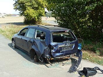 Ausgeschlachtet rostet das Autowrack an der Straße zwischen Höfen (Gemeinde Rattelsdorf) und Daschendorf (Baunach) vor sich hin. Von der Besitzerin keine Spur.  Foto: Berthold Köhler
