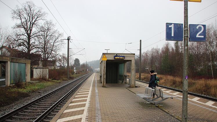 Blick auf die Gleise am Haltepunkt Stockheim. Foto: Andreas Schmitt