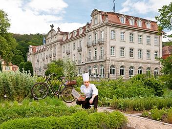 Thomas König im Kräutergarten vor dem Dorint Resort und Spa. Für die Küche nimmt er - wann immer möglich - regionale Produkte. Foto:  Dorint Resort und Spa/ Burwitz und Pocha