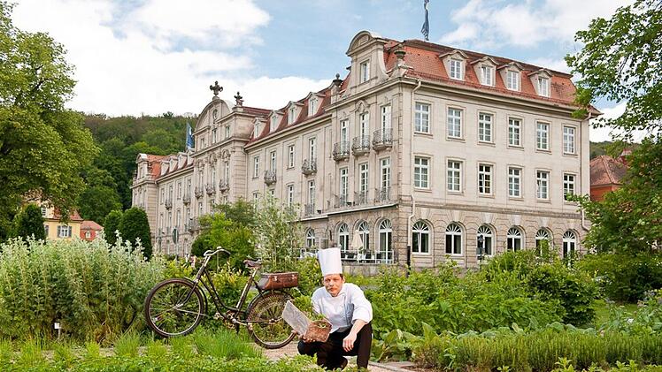 Thomas König im Kräutergarten vor dem Dorint Resort und Spa. Für die Küche nimmt er - wann immer möglich - regionale Produkte. Foto:  Dorint Resort und Spa/ Burwitz und Pocha
