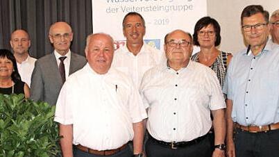 Drei Wahlperioden und damit 18 Jahre tragen diese Verbandsmitglieder die Verantwortung für die Trinkwasserversorgung und wurden geehrt. Von links: Vorsitzende Gertrud Bühl, stellvertretender Vorsitzender Peter Großkopf, Landrat Wilhelm Schneider, Bürgermeister Karl-Heinz Kandler, Bürgermeister Armin Postler, Erich Langhojer, Hildegard Weigmann, Bürgermeister Walter Ziegler, Wolfgang Holzmann.  Foto: gg