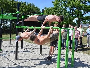 Oliver Otto und einige Calisthenics-Sportler zeigen, was sich der Bausenat unter der noch recht jungen Sportart vorstellen soll. Foto: Rainer Lutz