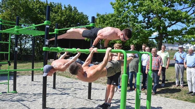 Oliver Otto und einige Calisthenics-Sportler zeigen, was sich der Bausenat unter der noch recht jungen Sportart vorstellen soll. Foto: Rainer Lutz