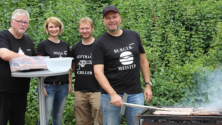 Ein erstes "Angrillen" startete Bürgermeister Bernd Reisenweber (rechts) mit Zweitem Bürgermeister Joachim Hassel, Melanie Bischoff (Verwaltung) und Jugendbeauftragtem Alexander Knorr (von links).  Foto: Alexandra Kemnitzer