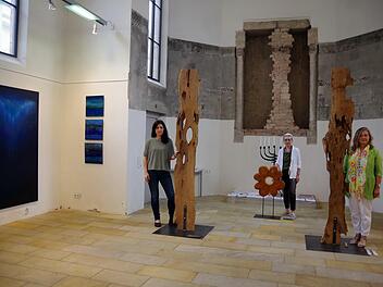 Die Künstlerinnen Mirjam Gwosdek, Eva Maria Brunner und Andrea Partheymüller-Gerber (von links) vor den Baum- bzw. Blüten-Skulpturen von Eva Maria Brunner Heike Schülein