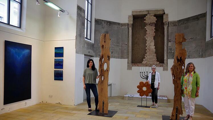 Die Künstlerinnen Mirjam Gwosdek, Eva Maria Brunner und Andrea Partheymüller-Gerber (von links) vor den Baum- bzw. Blüten-Skulpturen von Eva Maria Brunner Heike Schülein