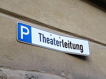 Die Theaterleitung besteht derzeit aus zwei Personen - Intendant und Kaufmännischer Direktor. Nach der Entscheidung für ein Direktorenmodell ab Herbst 2023 wird die Theaterleitung künftig aus bis zu fünf Personen bestehen.