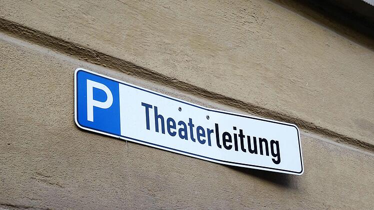 Die Theaterleitung besteht derzeit aus zwei Personen - Intendant und Kaufmännischer Direktor. Nach der Entscheidung für ein Direktorenmodell ab Herbst 2023 wird die Theaterleitung künftig aus bis zu fünf Personen bestehen.