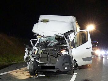 A3 Richtung Frankfurt: Heftiger Lkw-Unfall - "keine Person mehr in Fahrzeugen"