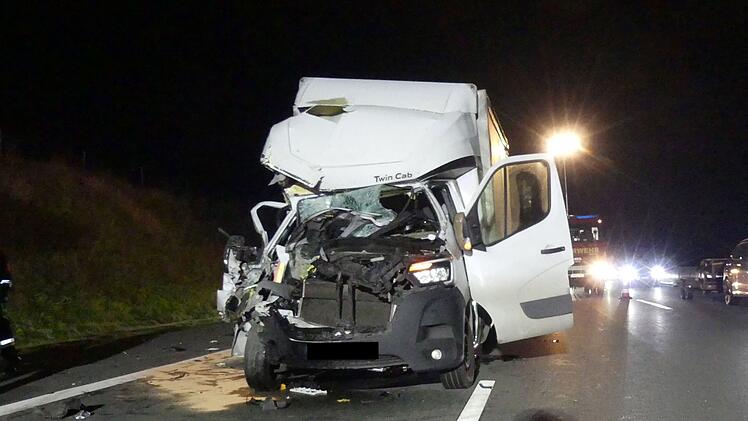 A3 Richtung Frankfurt: Transporter knallt in Lkw-Heck - Fahrer hat Riesenglück