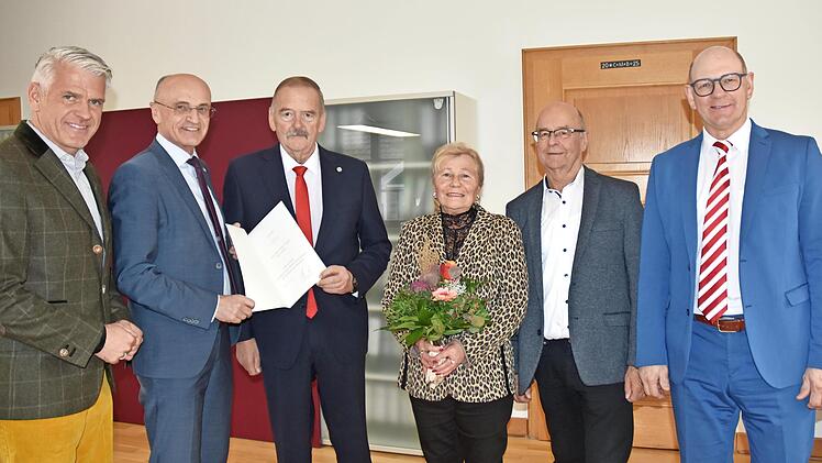 Landrat Wilhelm Schneider (Zweiter v.l.) &uuml;berreichte das Ehrenzeichen des Ministerpr&auml;sidenten f&uuml;r Verdienste im Ehrenamt an Karl-Heinz Vogel (Dritter v.l.). Dazu gratulierten Ehefrau Hertha Vogel, Landtagsabgeordneter Steffen Vogel (links), B&uuml;rger...
